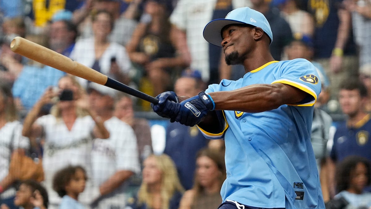 Keon Broxton wins Brewers alumni home run derby