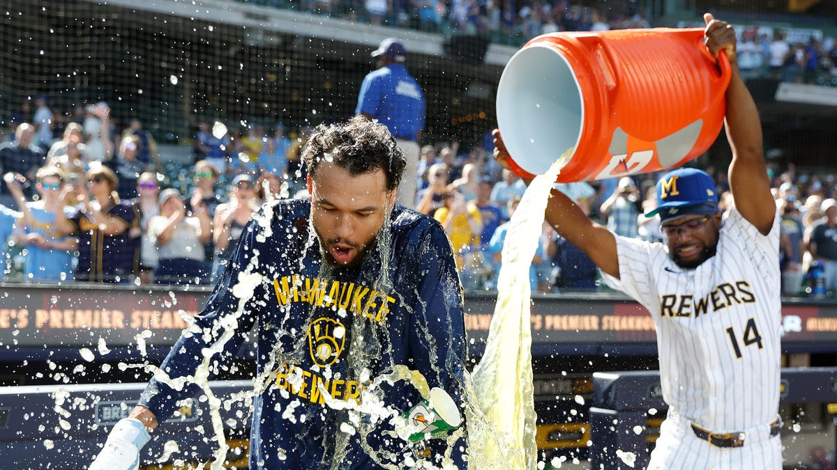 What's the Milwaukee Brewers' magic number to clinch a playoff spot?