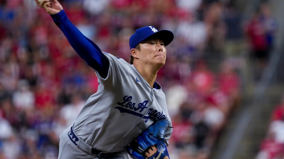 Yoshinobu Yamamoto, Shohei Ohtani help Dodgers beat Reds