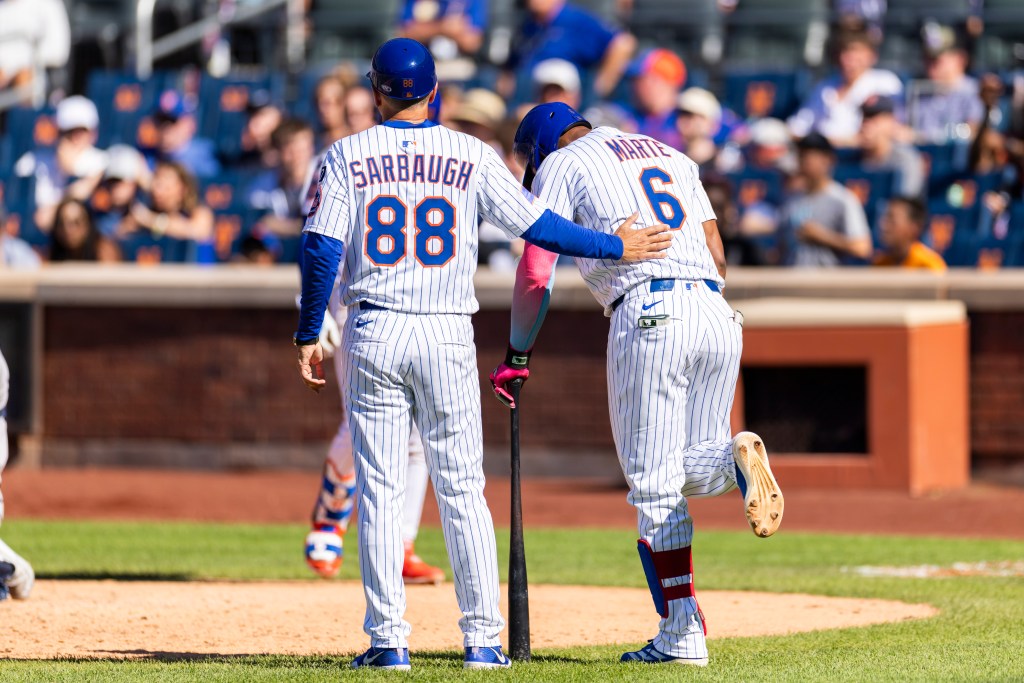 Starling Marte (R.) flexes his right knee during the Mets-Yankees game on July 6, 2025. 