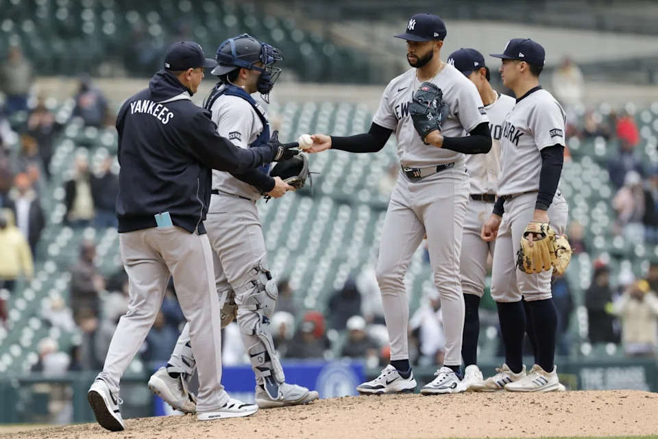New York Yankees manager Aaron Boone and closer Devin Williams (38).© Rick Osentoski-Imagn Images