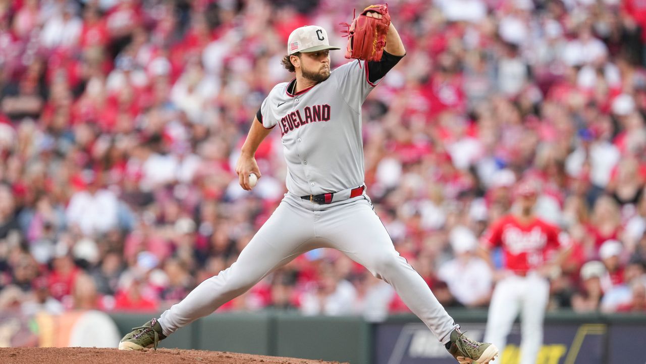 Cincinnati Reds' Elly De La Cruz (44) gestures as he rounds the bases after hitting a solo home run during the third inning of a baseball game against the Chicago White Sox, Thursday, May 15, 2025, in Cincinnati. (AP Photo/Jeff Dean)