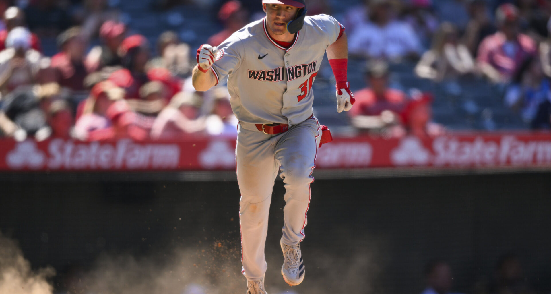 Nationals’ Jacob Young leaves game with bruised right index finger