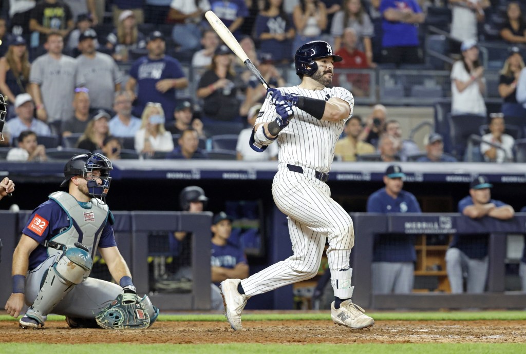 Austin Wells rips the game-tying two-run single in the ninth inning of the Yankees' 6-5 comeback win over the Mariners in 10 innings.