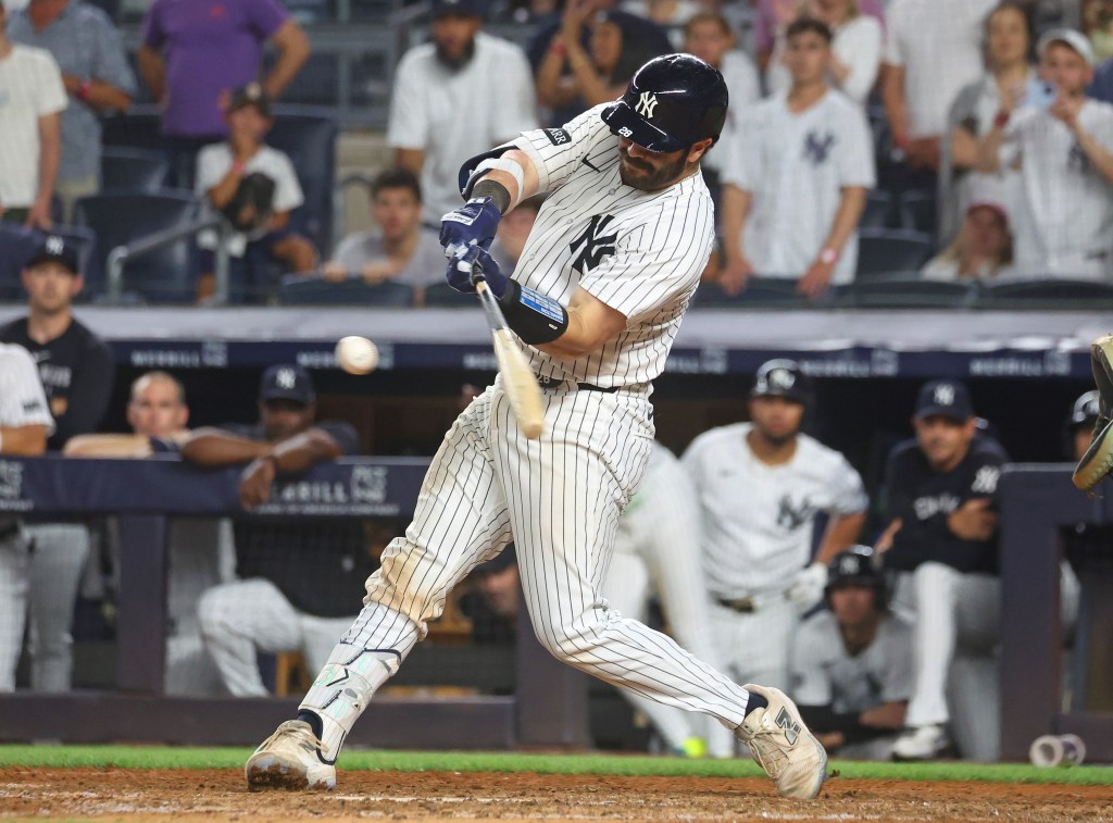 Austin Wells hits the game-tying, two-run single in the ninth inning of the Yankees' 10-inning comeback win over the Mariners.