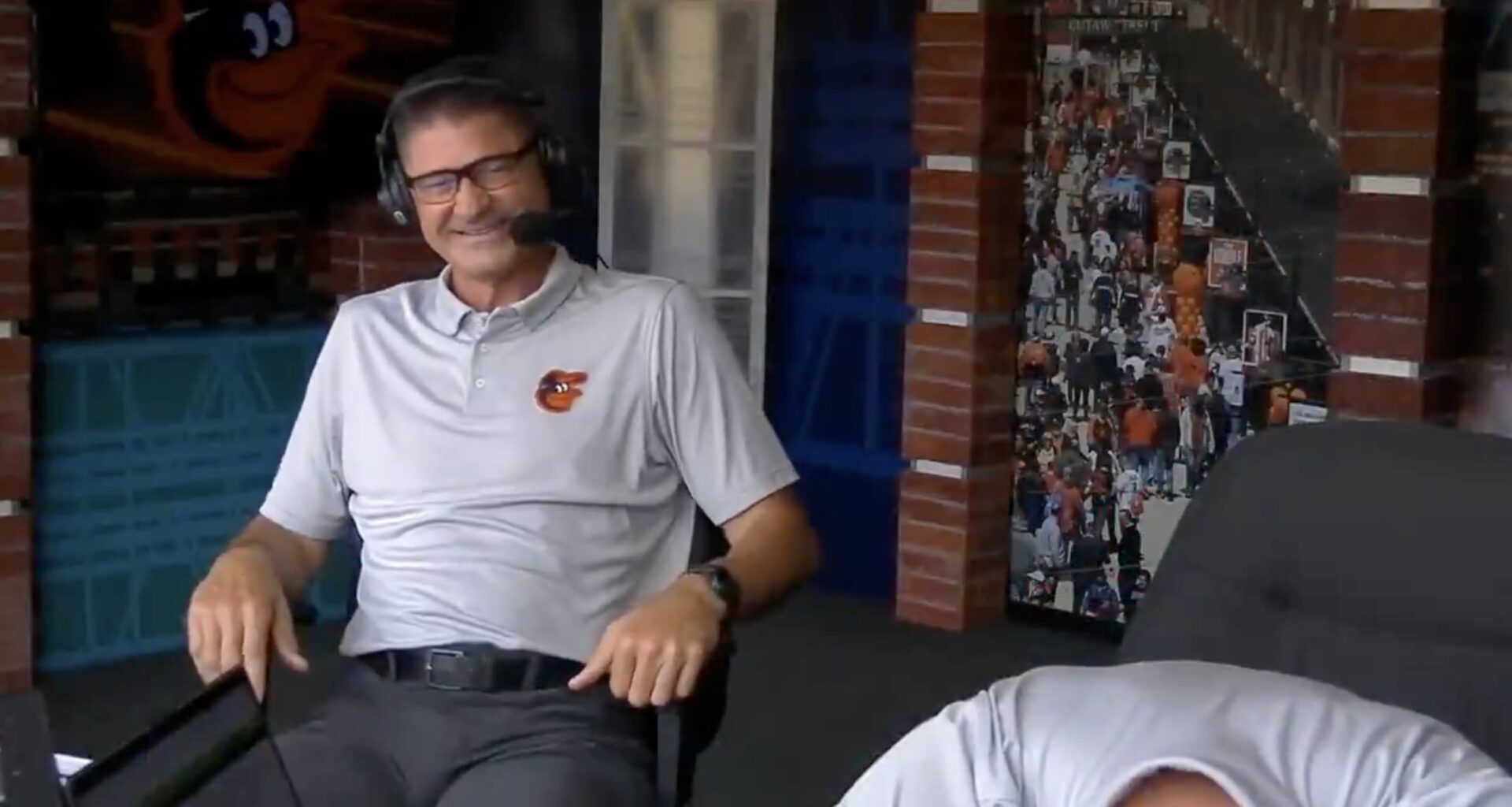 Orioles' Kevin Brown can't keep it together for Coltin Cowser promo