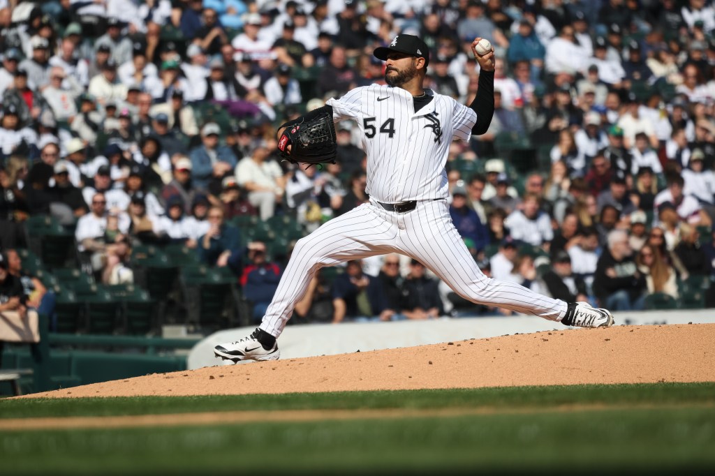Martín Pérez throws live bullpen session