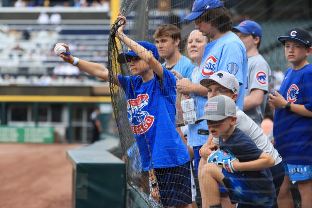 Cubs fans look for autographs before a White Sox-Cubs game on July 25, 2025, at Rate Field. (John J. Kim/Chicago Tribune)