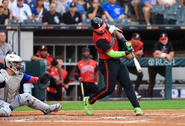 White Sox second baseman Lenyn Sosa connects on a two-run single against the Cubs in the first inning on July 25, 2025, at Rate Field. (John J. Kim/Chicago Tribune)