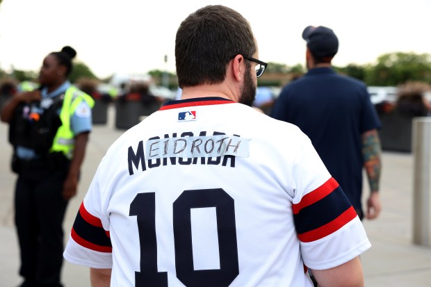 A White Sox fan wears a Yoán Moncada jersey with Meidroth replacing Moncada's name as fans arrive for a White Sox-Cubs game on July 26, 2025, at Rate Field. (Chris Sweda/Chicago Tribune)