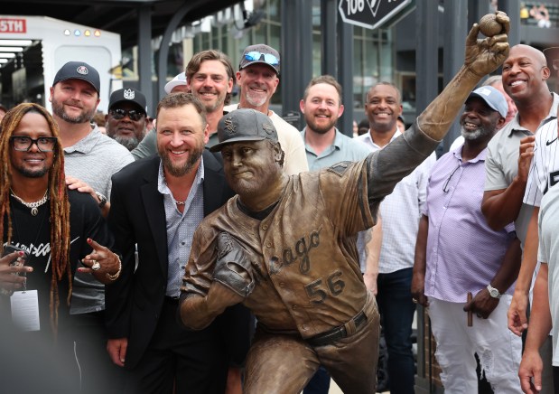 Former White Sox pitcher Mark Buehrle poses with his statue and 2005 World Series teammates at Rate Field on July 11, 2025. (Chris Sweda/Chicago Tribune)