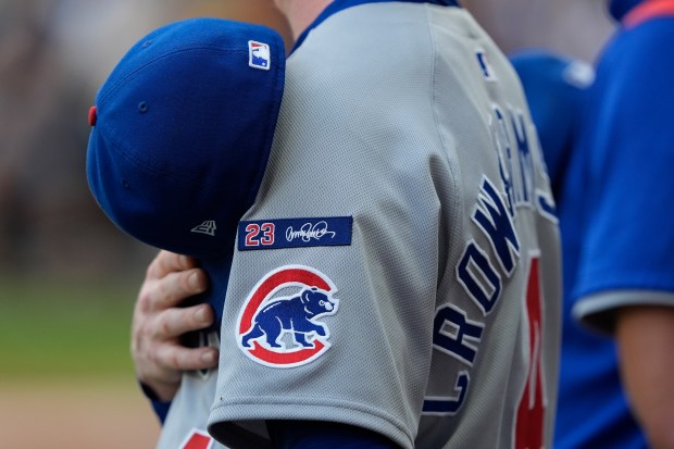 Chicago Cubs' Pete Crow-Armstrong wears a patch honoring Ryne Sandberg before a baseball game against the Milwaukee Brewers, Tuesday, July 29, 2025, in Milwaukee. (AP Photo/Aaron Gash)