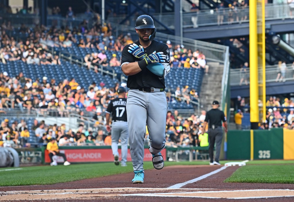 Chicago White Sox cruise to 10-1 win over Pittsburgh Pirates