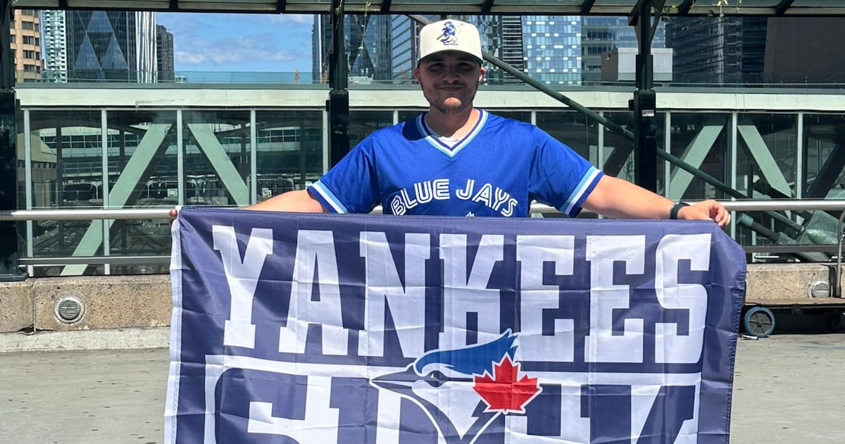Blue Jays fan gets apology after flag confiscation
