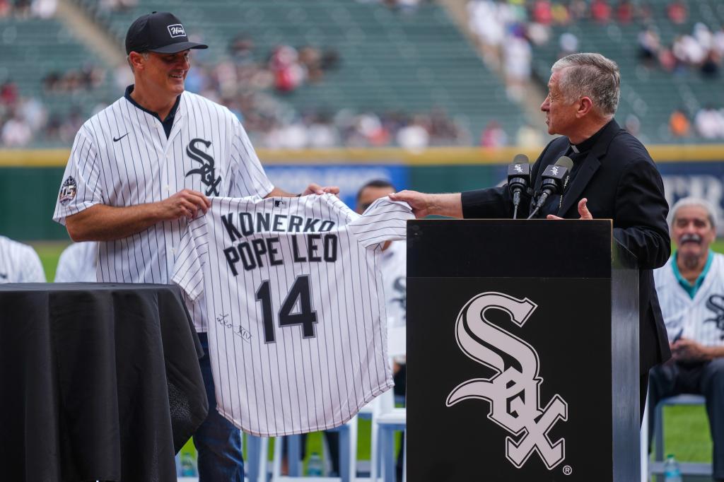 Chicago White Sox great Paul Konerko gets gift from Pope Leo XIV