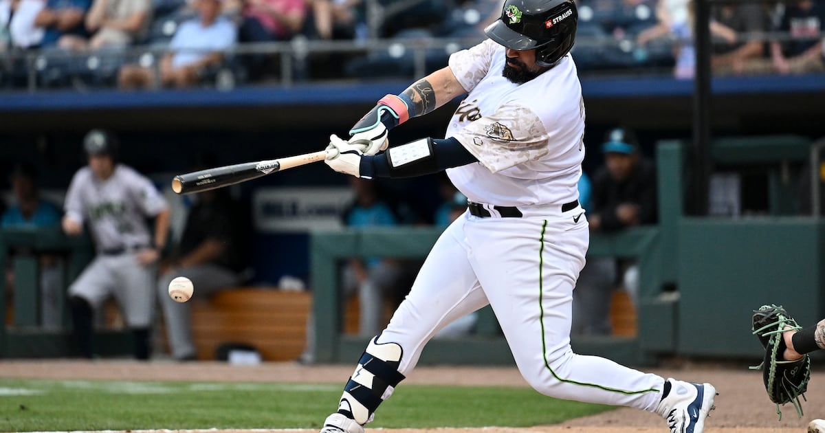 Atlanta Braves call up catcher Sandy León, send down outfielder Stuart Fairchild