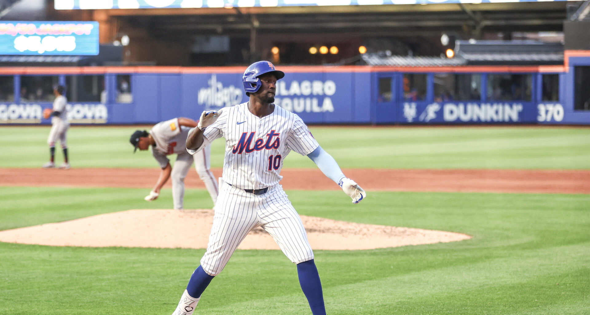Mauricio's Career Day Leads Mets To Sweep Of Giants