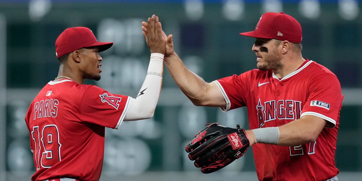 Fan reaches into Mike Trout's glove to snatch a catch from Angels outfielder