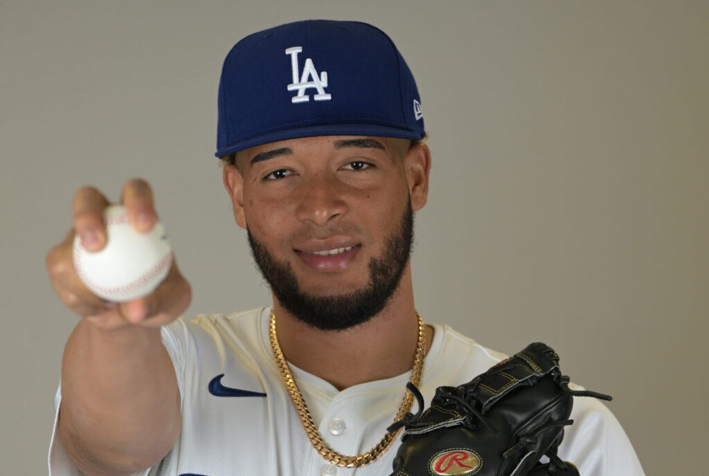 Dodgers To Select Julian Fernández