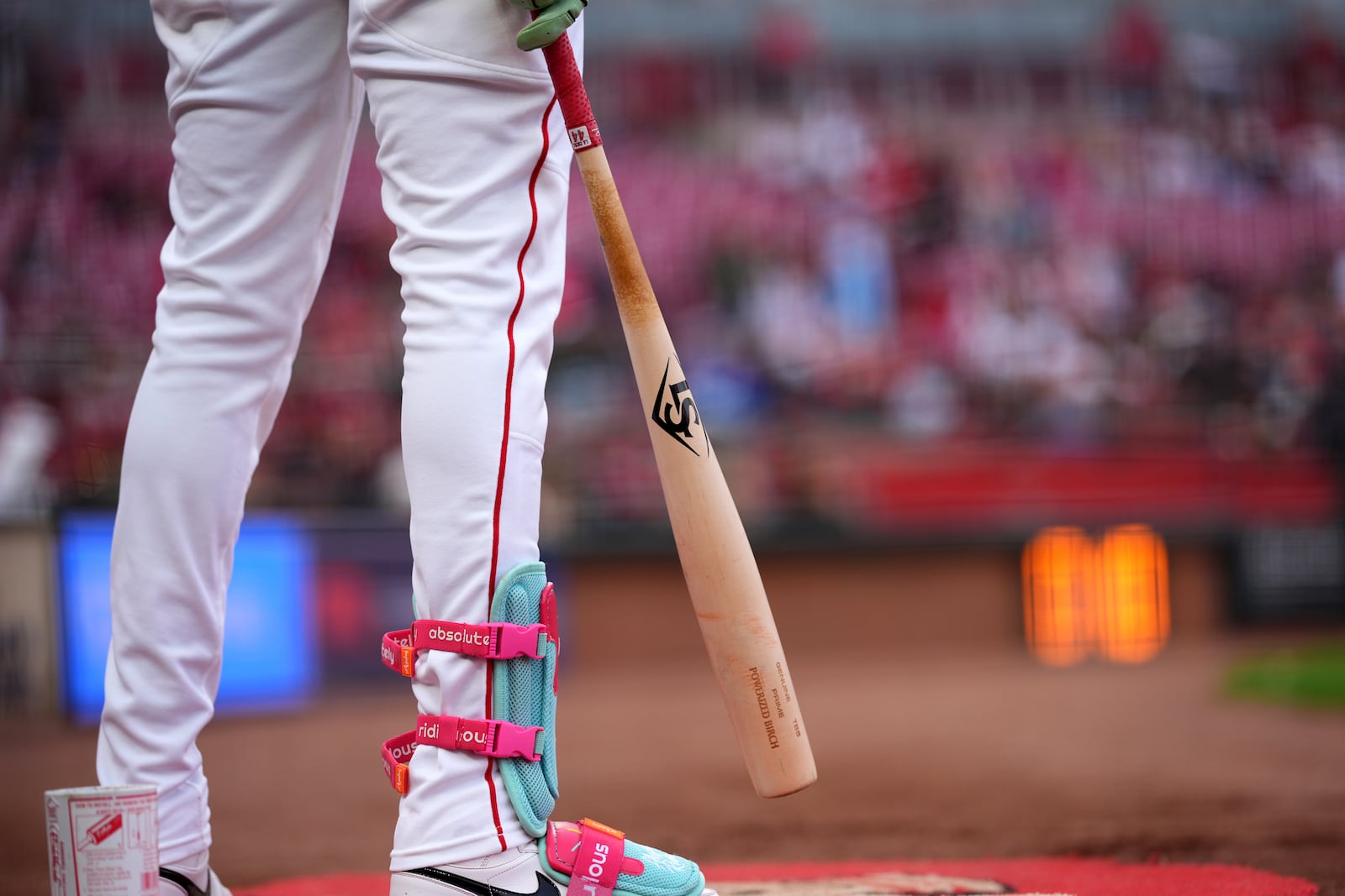 Cincinnati Reds' Elly De La Cruz waits in the on-deck circle holding a torpedo-shaped bat in the first inning of a baseball game against the Texas Rangers, Tuesday, April 1, 2025, in Cincinnati. (AP Photo/Kareem Elgazzar)