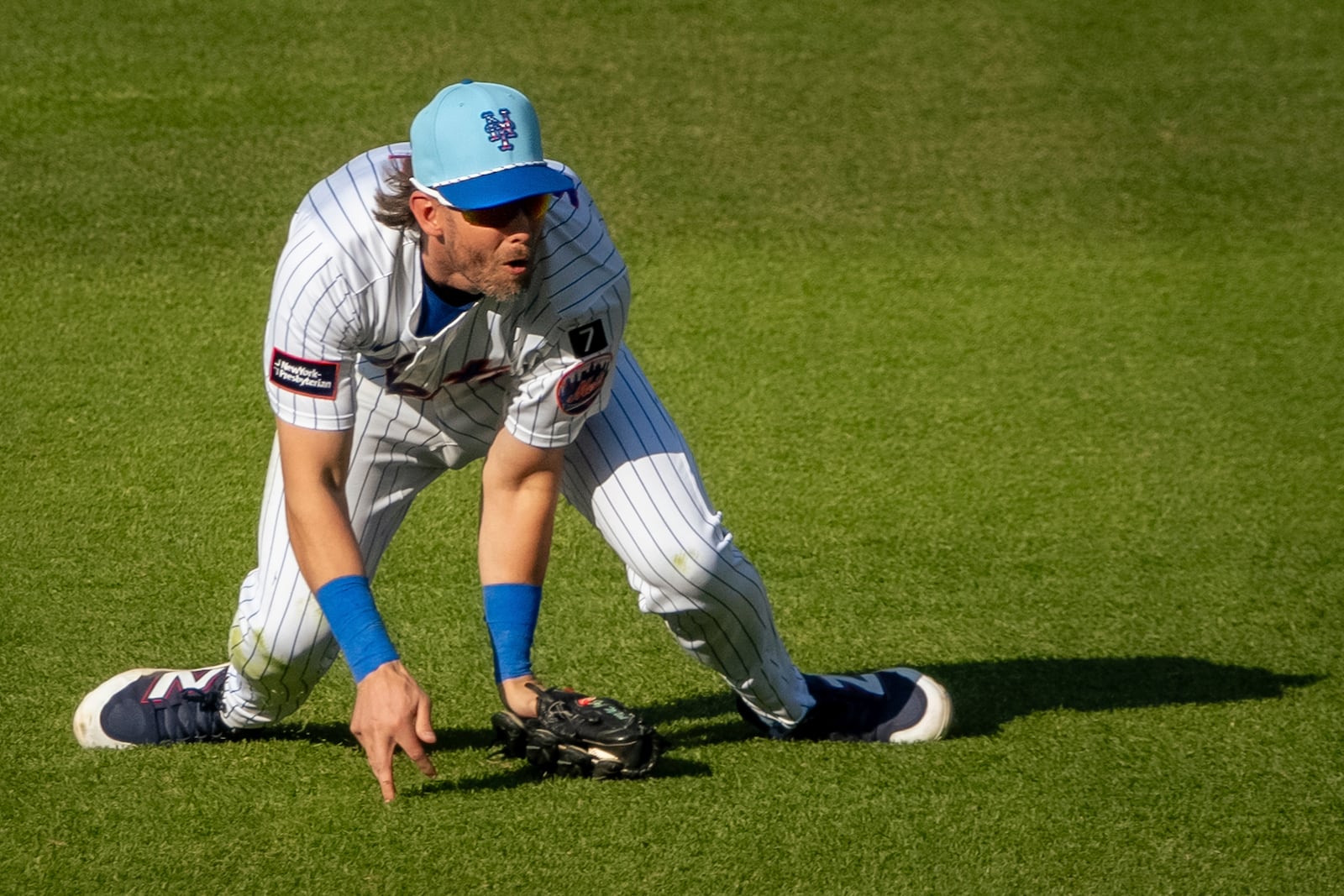 New York Mets second baseman Jeff McNeil makes a diving stop to get out New York Yankees' DJ LeMahieu during the ninth inning of a baseball game, Friday, July 4, 2025, in New York. (AP Photo/Angelina Katsanis)