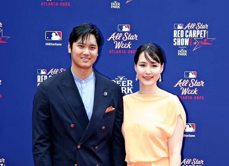 Japanese baseball star Ohtani, wife walk red carpet before all-star game
