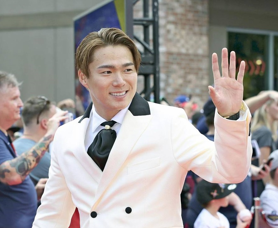 Japanese baseball star Ohtani, wife walk red carpet before all-star game