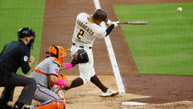 Xander Bogaerts #2 of the San Diego Padres hits an RBI single in the third inning against the New York Mets at Petco Park on July 28, 2025 in San Diego, California. (K.C. Alfred / The San Diego Union-Tribune)