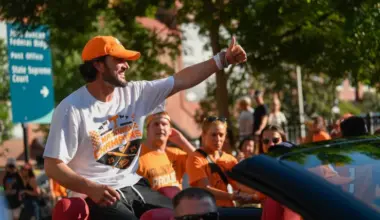 Tennessee baseball's Tony Vitello accuses SEC program of tampering with Vols players image