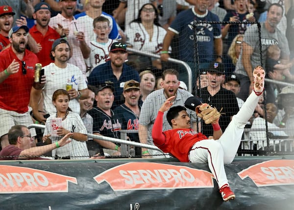 Braves shortstop Nacho Alvarez Jr. collides with the tarp as he catches a fly ball by the Yankees' Austin Wells on Friday, July 18, 2025, in Atlanta. (Hyosub Shin /AJC)