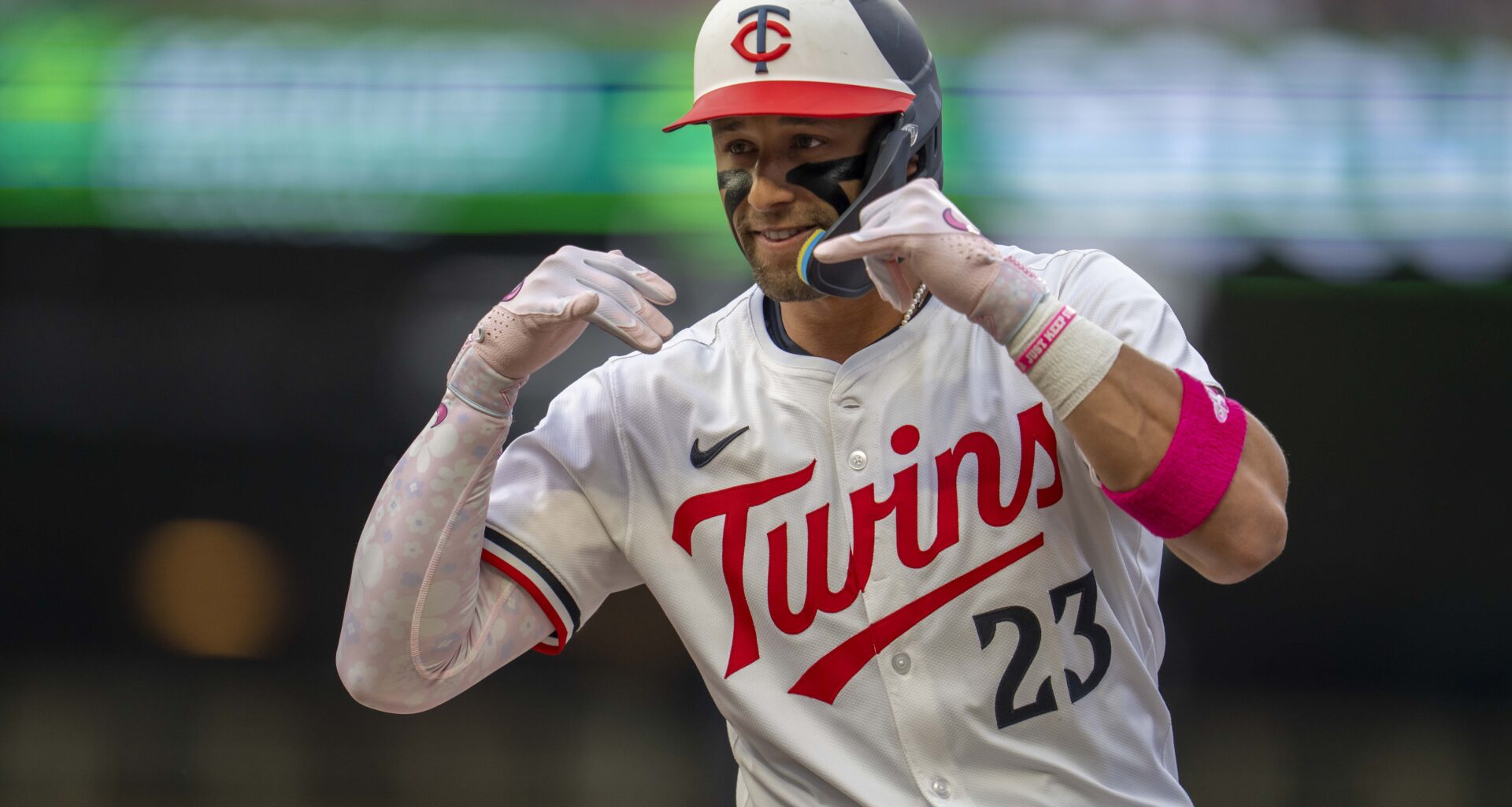 Lewis returns to Twins lineup