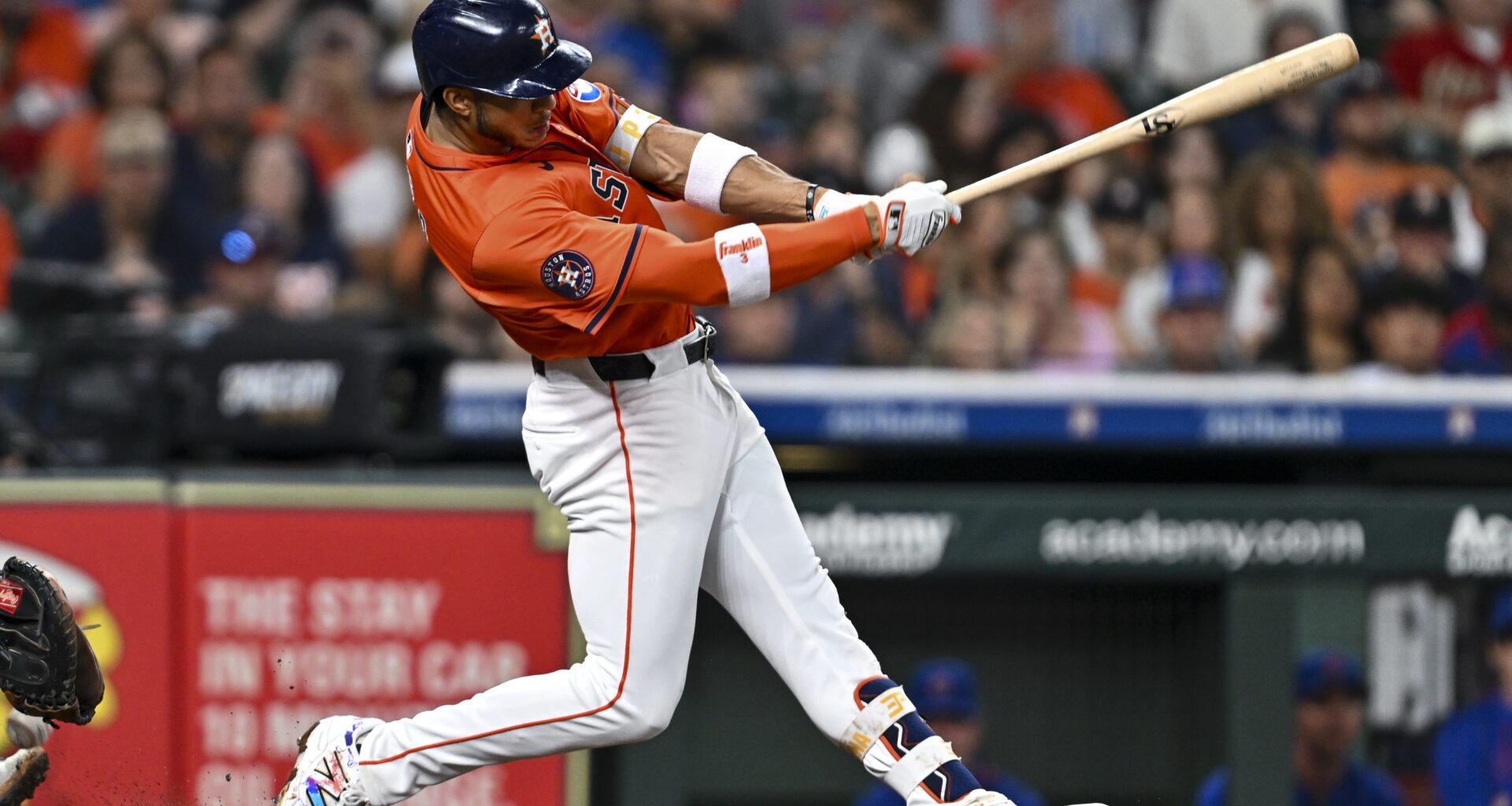 J. Peña injury shuffles Houston infield again