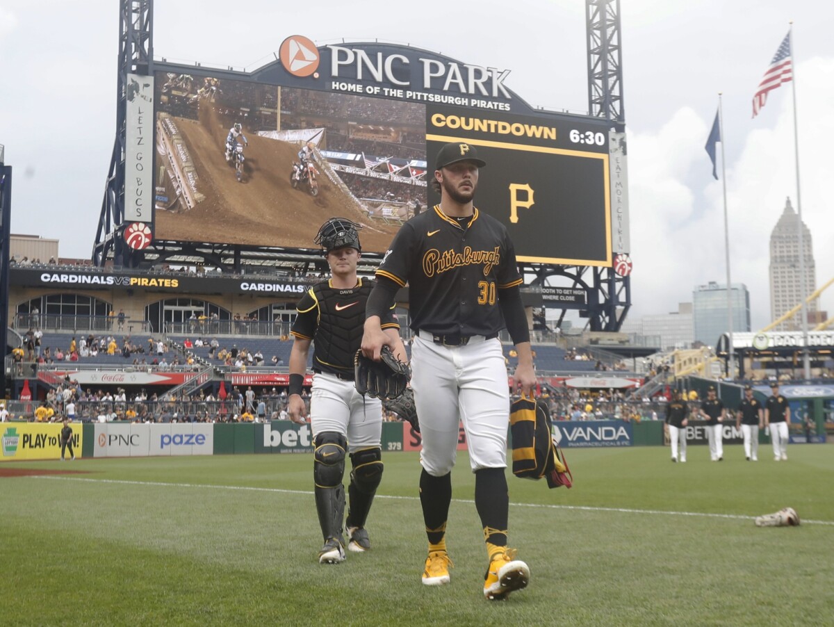 Dodgers Notes: Max Muncy Injury Update, Clayton Kershaw Talks Retirement, Paul Skenes to LA?