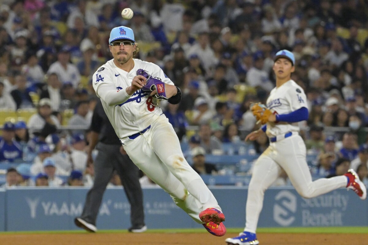 Dodgers' Kiké Hernandez, Justin Wrobleski Don't Have Lockers Hinting at Roster Moves
