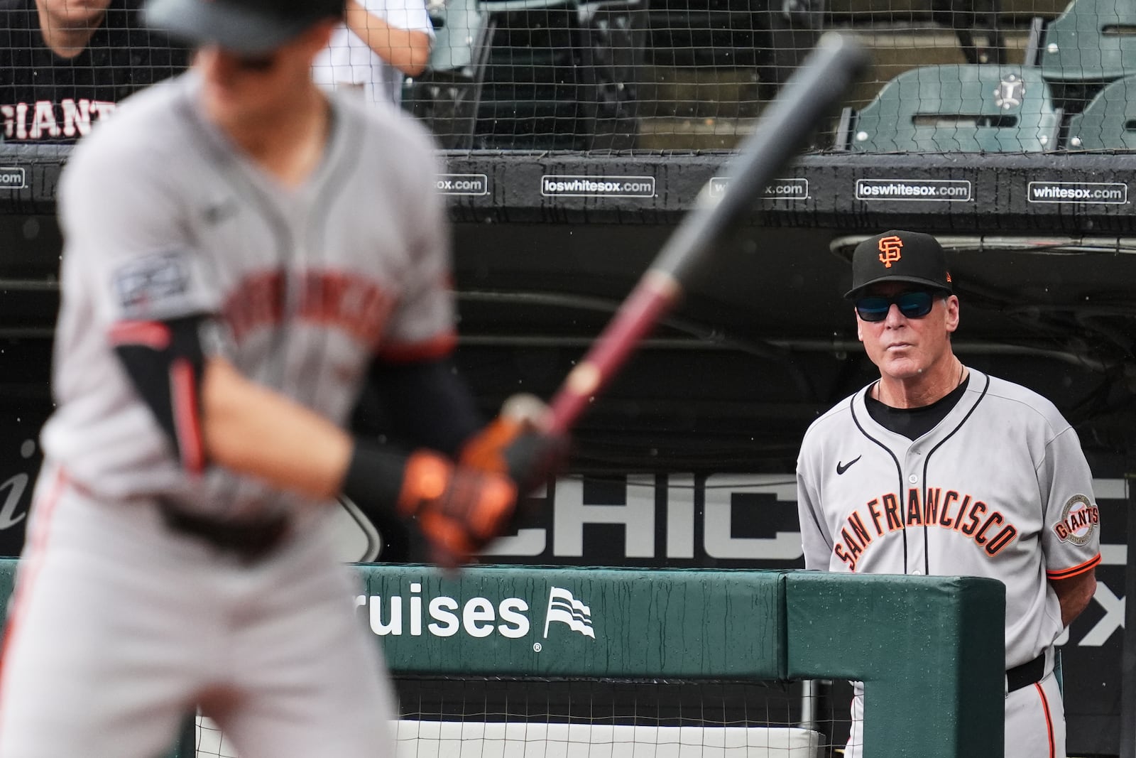 San Francisco Giants manager Bob Melvin, right, watches Mike Yastrzemski, left, during the first inning of a baseball game against the Chicago White Sox in Chicago, Sunday, June 29, 2025. (AP Photo/Nam Y. Huh)