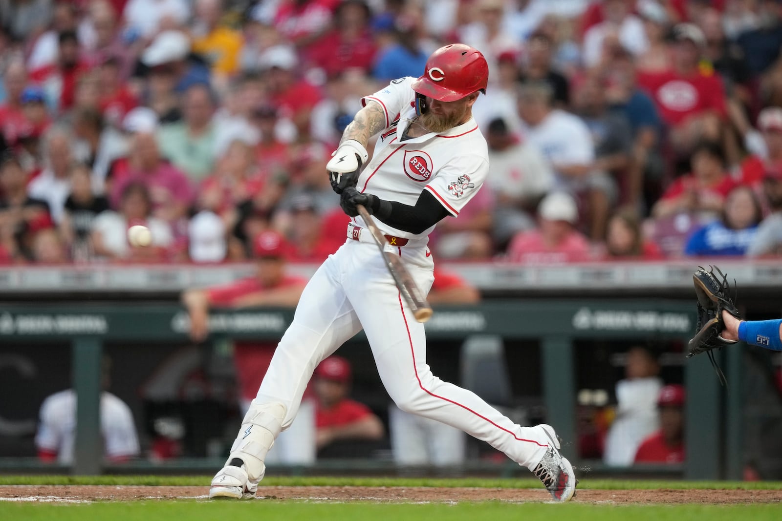 Cincinnati Reds' Jake Fraley hits a tow-run homer during the fourth inning of a baseball game against the Los Angeles Dodgers, Tuesday, July 29, 2025, in Cincinnati. (AP Photo/Carolyn Kaster)