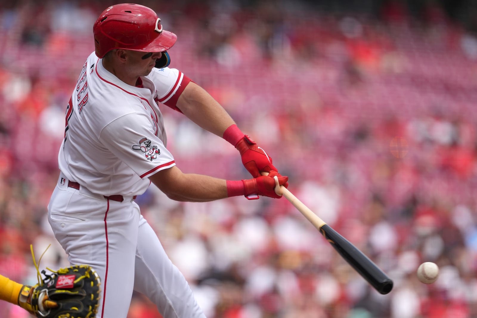 Cincinnati Reds' Spencer Steer hits a single in the second inning of a baseball game against the San Diego Padres, Sunday, June 29, 2025, in Cincinnati. (AP Photo/Kareem Elgazzar)