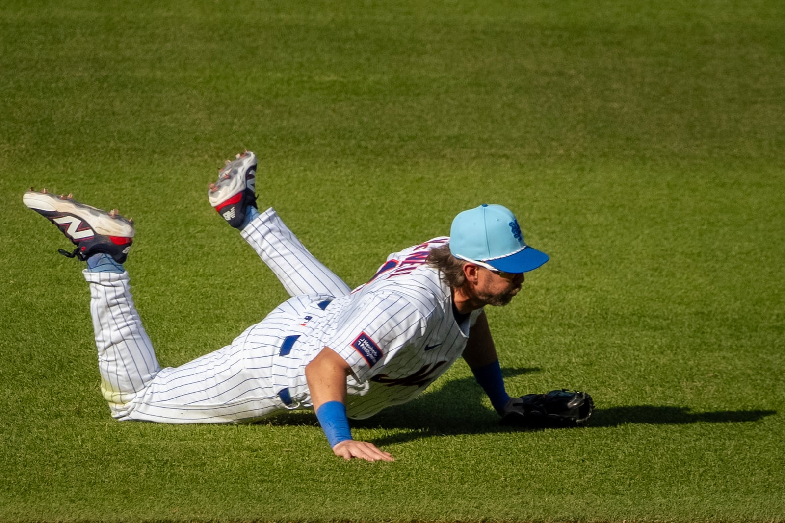 New York Mets second baseman Jeff McNeil makes a diving stop to get out New York Yankees' DJ LeMahieu during the ninth inning of a baseball game, Friday, July 4, 2025, in New York. (AP Photo/Angelina Katsanis)