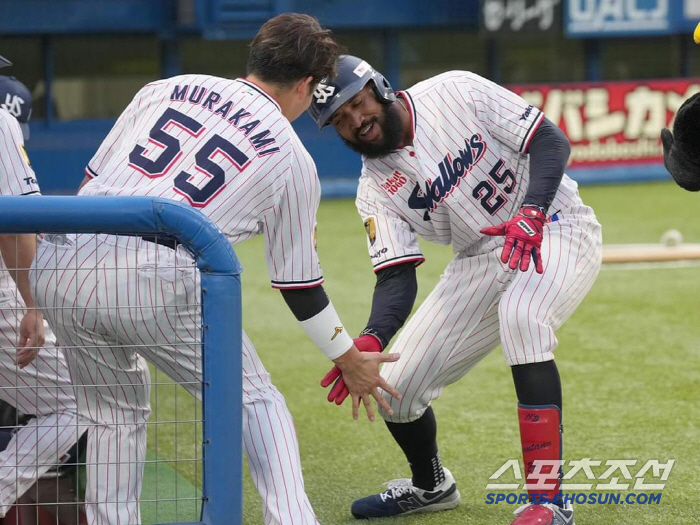 After a swing and miss, the monster batter's face was distorted, Murakami, who was suddenly replaced in 1B1S, injured his side on the first day of his return 