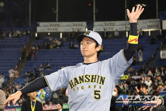 After a swing and miss, the monster batter's face was distorted, Murakami, who was suddenly replaced in 1B1S, injured his side on the first day of his return 