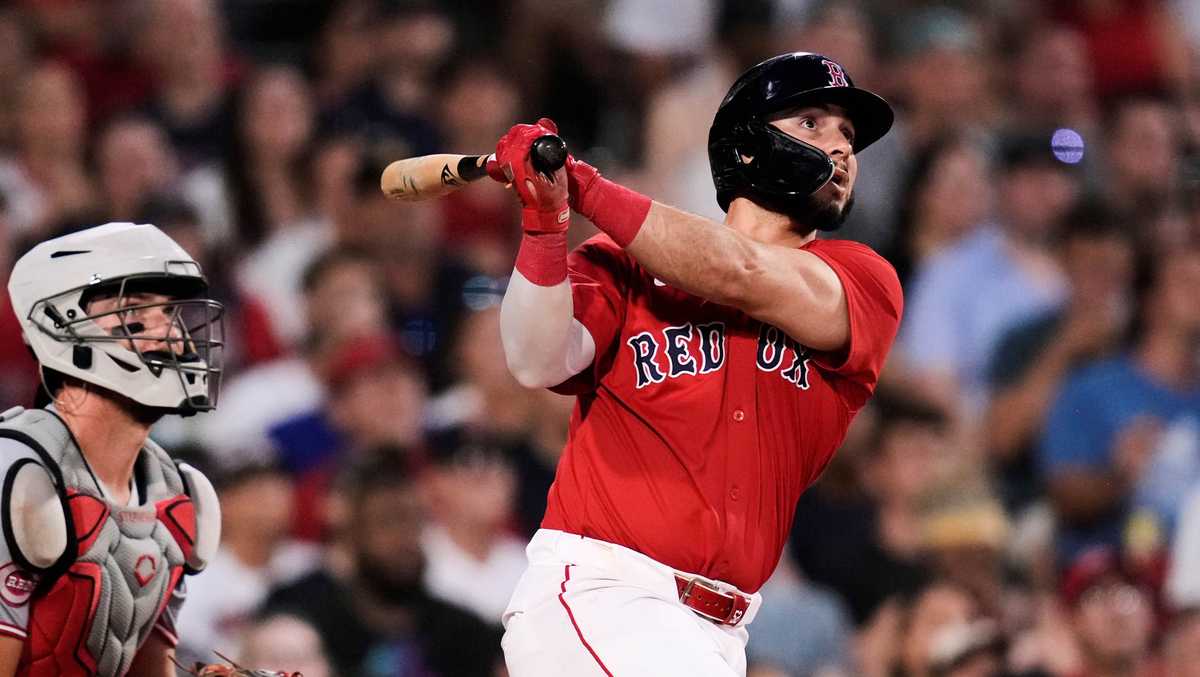 Reds' rally to beat Red Sox 8-4