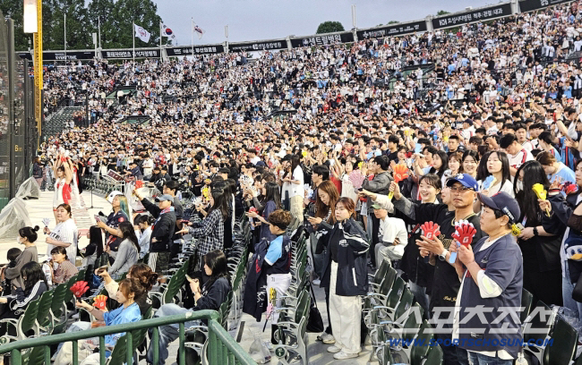 The average number of spectators last in Seibu (23,433) is higher than Samsung (22,806) who ranks first in the KBO League, and Hanshin 41,904 performers and top box office (Min Chang-ki's Japanese baseball)