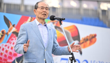 Sadaharu Oh tries out Baseball5 at All-Star Game Event in Yokohama