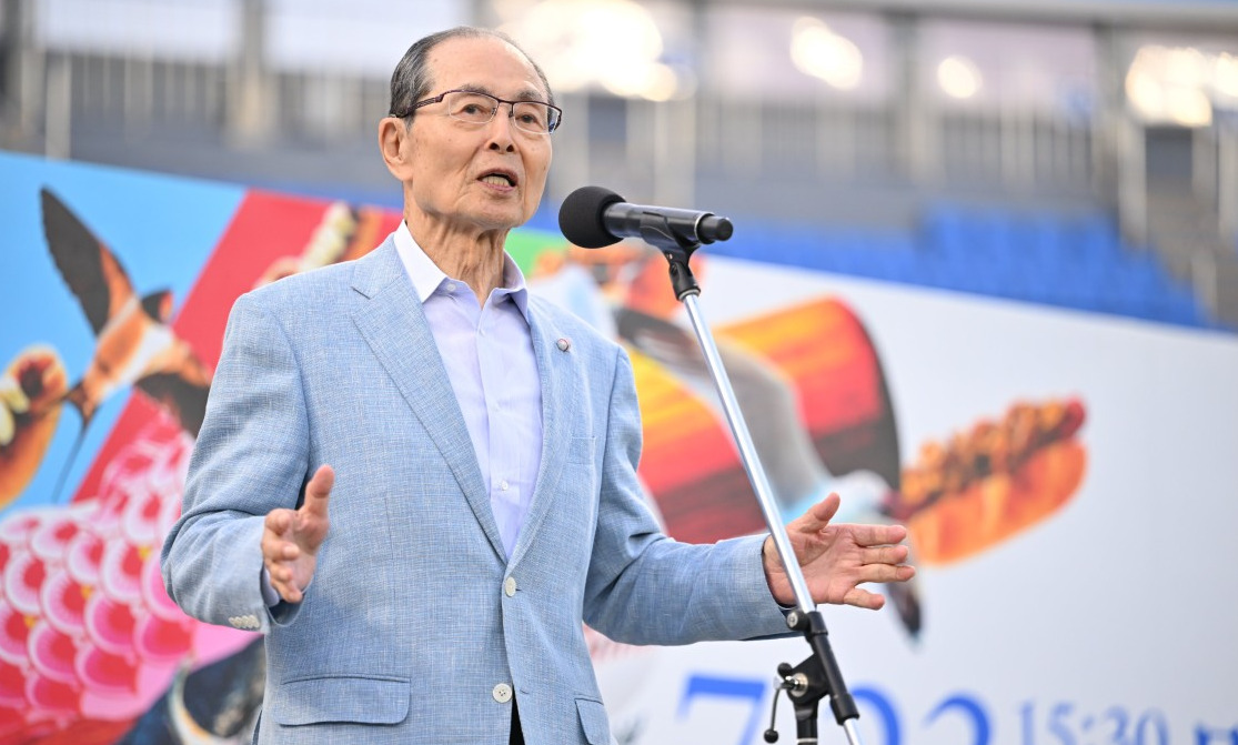 Sadaharu Oh tries out Baseball5 at All-Star Game Event in Yokohama
