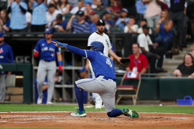 Toronto Blue Jays outfielder George Springer (4) scores off am RBI double from Toronto Blue Jays first base Vladimir Guerrero Jr. (27) during the third inning against the Chicago White Sox at Rate Field Tuesday July 8, 2025, in Chicago. (Armando L. Sanchez/Chicago Tribune)