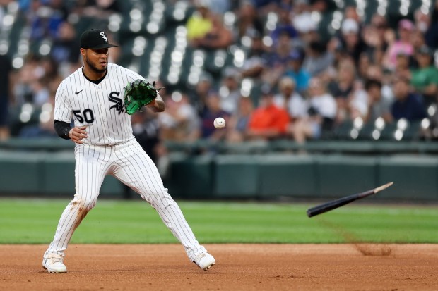 Chicago White Sox second base Lenyn Sosa (50) fields a ball from Toronto Blue Jays outfielder Joey Loperfido (10) while his broken bat hits the dirt near his feet during the third inning at Rate Field Tuesday July 8, 2025, in Chicago. (Armando L. Sanchez/Chicago Tribune)