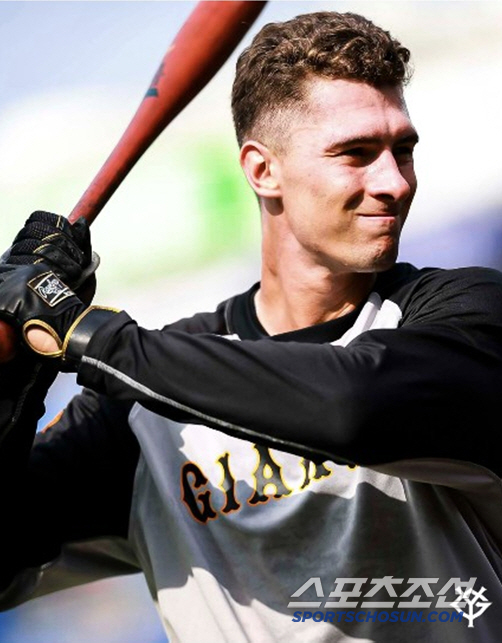 A Czech-born Yomiuri outfielder...Monster Sasaki hits a double at 163 kmh, changes from a foster player to a formal player to a right-winger at No. 7