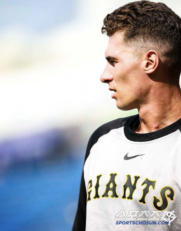 A Czech-born Yomiuri outfielder...Monster Sasaki hits a double at 163 kmh, changes from a foster player to a formal player to a right-winger at No. 7 