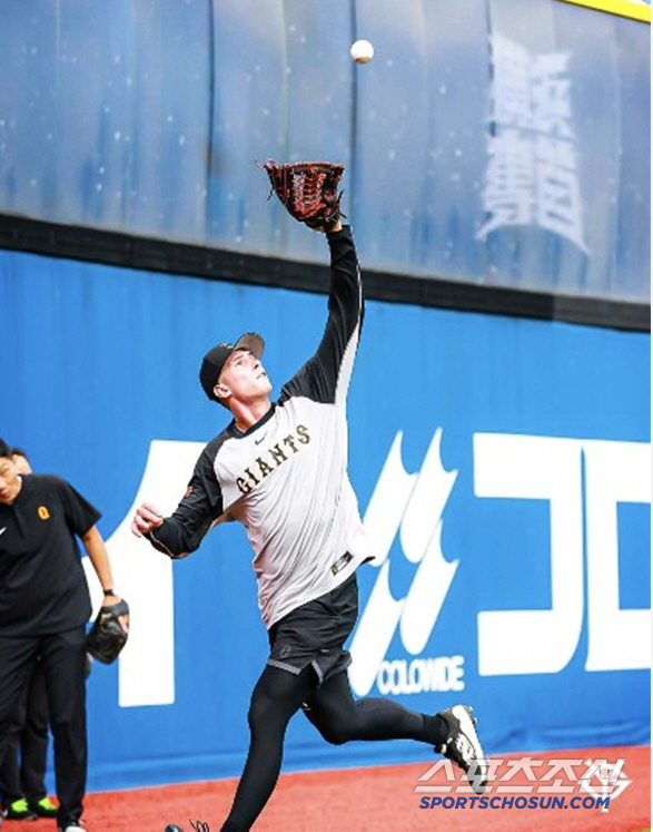 A Czech-born Yomiuri outfielder...Monster Sasaki hits a double at 163 kmh, changes from a foster player to a formal player to a right-winger at No. 7 