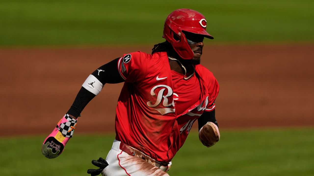 Cincinnati Reds' Elly De La Cruz rounds third base on his way home to score on an Austin Hays single during the first inning of a baseball game against the Miami Marlins in Cincinnati, Thursday, July 10, 2025. (AP Photo/Carolyn Kaster)